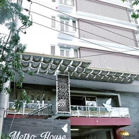 Metro House Hotel Surabaya Exterior photo